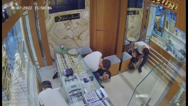 elazigda-dili-bogazina-kacan-kisiyi-kuyumcu-kurtardi-1659353780822.jpg Elazığ'da dili boğazına kaçan kişiyi kuyumcu kurtardı-3