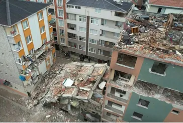 Yıkımı yapılan bina yan binanın üzerine çöktü!