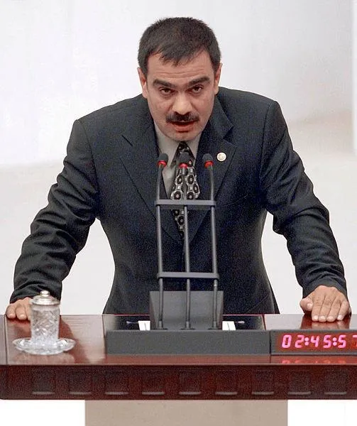 chpli-mustafa-sarigul-eski-milletvekili-turan-tuysuz-un-yumruklu-saldirina-ugradi-1690285795737.jpeg