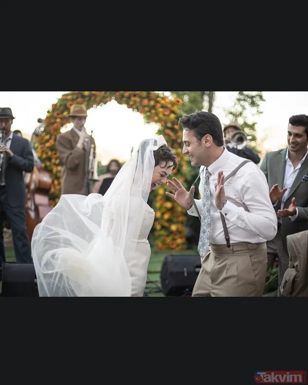 42’lik Demet Evgar’dan karnı burnunda poz! Siyah mayosuyla kamera karşısına geçti! Kamera arkası sosyal medyayı salladı... - 22