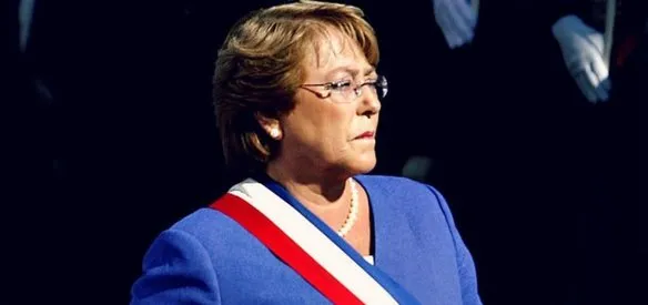 Sosyalist Michelle Bachelet, Şili'nin ilk kadın devlet başkanı oldu.