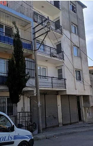 İzmir'de çok acı olay! 5'inci kattan kamyonun üzerine düştü, hayatını kaybetti