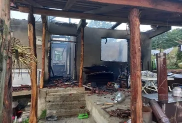 Önce öldürüldüler, sonrasında ise evleri yakıldı