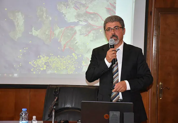 izmirde-depremin-ardindan-korkutan-goruntu-topragin-altindan-cikiyor-1605182134852.jpg İzmir depremi sonrası Gülbahçe ve Tuzla fay hatlarında sıcak suların yüzeye çıkışında artış gözlemlendi - 2