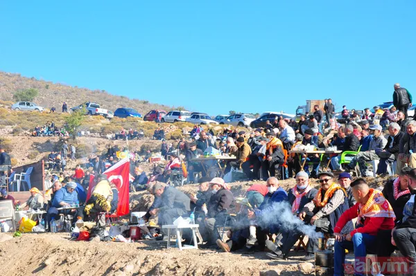 Son anda kurtuldular! Manisa'da deve güreşlerinde ezilme tehlikesi - 37
