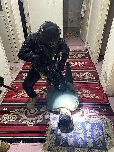 adanada-kopruye-teror-orgutu-elebasi-ocalanin-pacavrasini-asan-2-kisi-yakalandi-1707559121601.jpeg Adana'da köprüye terör örgütü elebaşı Abdullah Öcalan'ın paçavrasını asan 2 kişi yakalandı-2