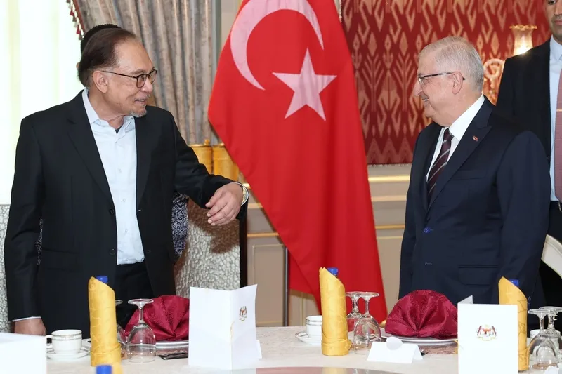 turkiyeden-kritik-cikarma-milli-savunma-bakani-yasar-guler-ve-mit-baskani-ibrahim-kalin-malezyada-1724050497529.jpeg