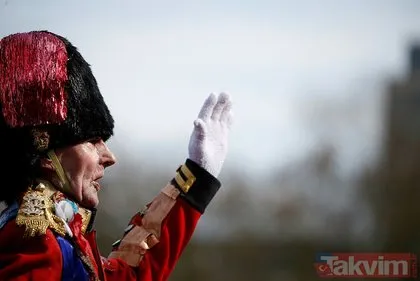 İngiliz halkı, 99 yaşında ölen İngiltere Prensi Philip’i anmak için Buckingham Sarayı önünde toplanıyor