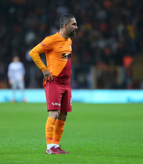 arda-turan-eski-gunlerini-ariyor-sari-kirmizili-forma-ile-gol-hasreti-1-yili-buldu-1651655100012.jpg Arda Turan eski günlerini arıyor! Sarı-kırmızılı forma ile gol hasreti 1 yılı buldu-5