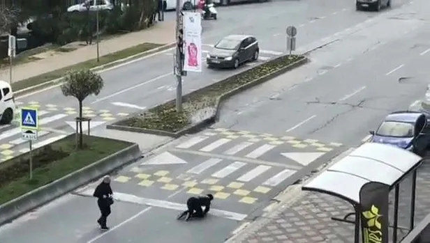 istanbul-basaksehirde-silahli-catisma-olu-ve-yaralilar-var-1617209380164.jpeg İstanbul Başakşehir'de silahlı çatışma! Ölü ve yaralılar var...-3