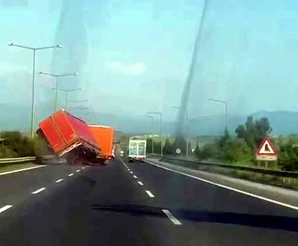 İzmir-Aydın otobanında korkutan anlar! Kontrolünü kaybeden TIR böyle savruldu-2