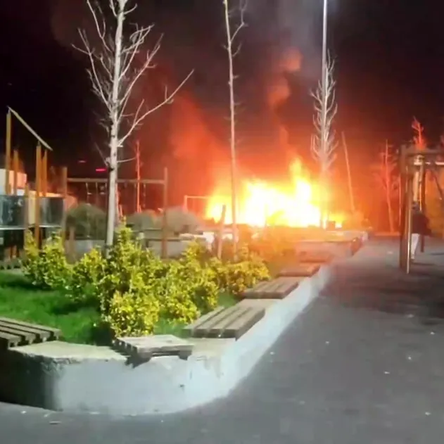 Beylikdüzü'nde çocuk parkı alev alev yandı