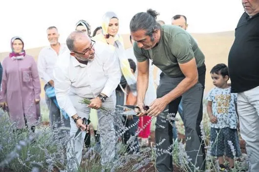 cicegi-burnunda-cift-ebru-sahin-ve-cedi-osman-temmuz-ayinda-15-bin-kilometre-yol-yapti-1658777660014.jpeg Çiçeği burnunda çift Ebru Şahin ve Cedi Osman Temmuz ayında 15 bin kilometre yol yaptı-13