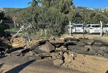 CHP'li Bodrum Belediyesi yine bildiğiniz gibi! Aynı noktada onuncu isale hattı patlaması! Yol yarıldı iş yerlerini su bastı