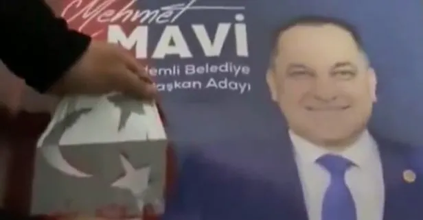CHP-DEM ittifakı bir kez daha ifşa oldu! CHP’li Mehmet Mavi’nin seçim afişlerinde Türk bayrağının kapatıldığı ortaya çıktı