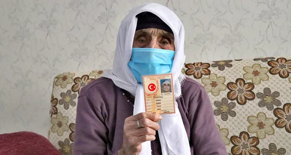 elazigda-102-yasindakisahidenine-koronavirusu-yendi-1610462576415.jpg 102 yaşındaki Şahide nine, köyden getirdiği süt, bal, kaymak, pekmez, üzüm şurubu, tereyağı sayesinde koronavirüsü yendi-2