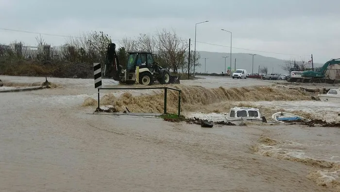 canakkalede-etkili-olan-yagis-sele-neden-oldu-kepez-deresi-tasti-lapsekide-yollar-suyla-doldu-motosiklet-ve-mo-1702716223415.jpeg Çanakkale'de etkili olan yağış sele neden oldu! Kepez Deresi taştı, Lapseki'de yollar suyla doldu! Motosiklet ve motokuryelere fırtına yasağı-8
