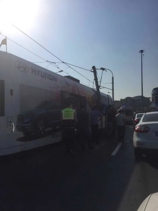 İstanbul'da tramvay raydan çıktı! Yaralılar var-1