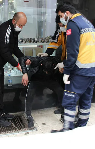 Manisa'da 4 gencin kavgasında kan aktı! Polis her yerde o şahsı arıyor