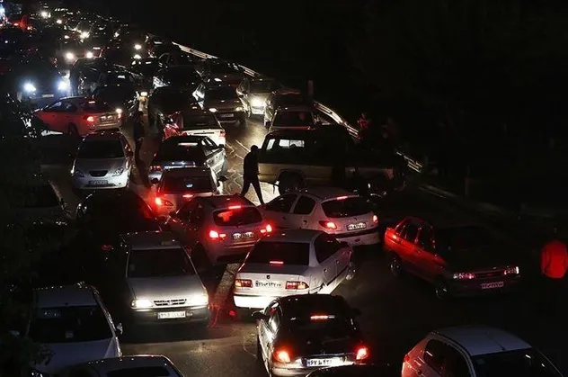 İran'da benzin zammına tepkiler siyaseti de sarstı