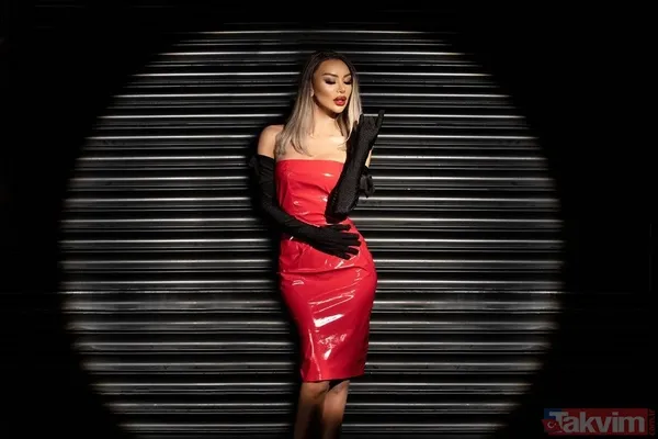 Öte Yandan Ünlü Oryantalin Sahne Kostümü De Çok Konuşuldu.