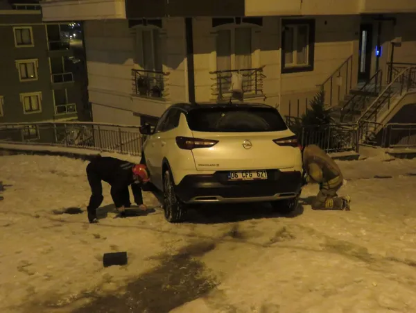 istanbulda-kar-yagisi-nedeniyle-buz-tutan-yolda-otomobil-kaydi-facia-son-anda-onlendi-1610952468514.jpg