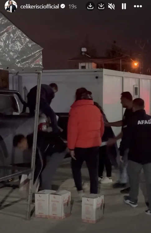 Şarkıcı Çelik Hatay’da borç kapattı çamurlu kıyafetle sahneye çıktı: "Ramazan paylaşmak demek"-7