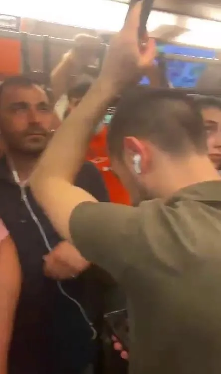 istanbulda-isyan-ettiren-metro-arizasi-daha-metroyu-yonetemiyorlar-1687543059036.jpeg İstanbul'da isyan ettiren metro arızası: Daha metroyu yönetemiyorlar…-2