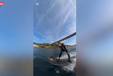 Çağla Şıkel'den Boğaz’da jet sörf keyfi