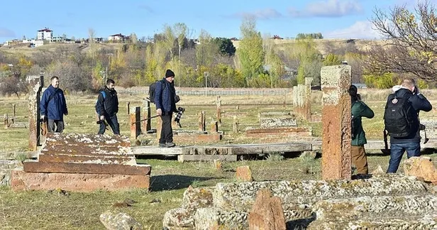 Başkan Erdoğan 'mutlaka gidin' demişti! Selçuklu Meydan Mezarlığı'na ziyaretçi akını-6