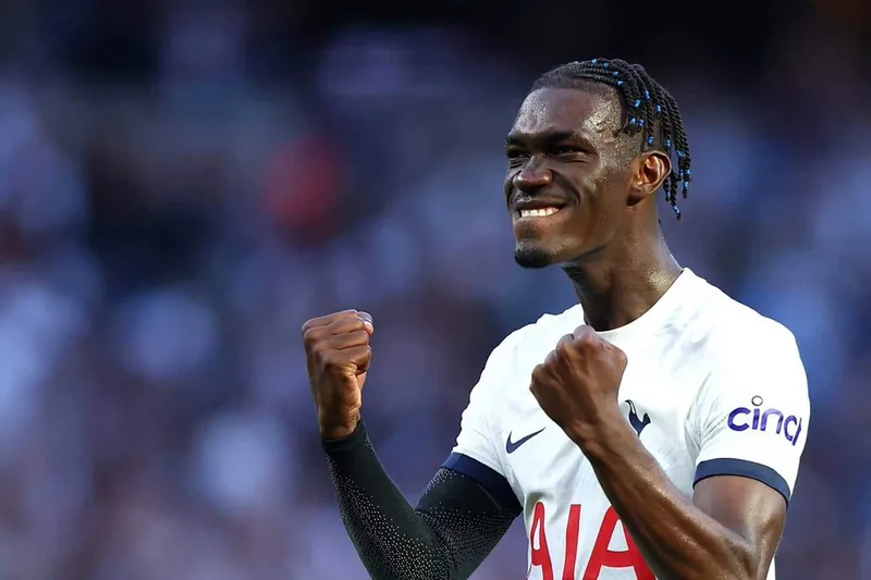 1775655505144.jpg Fenerbahçe'ye savaşçı orta saha! Transferde 1 numara Yves Bissouma-2