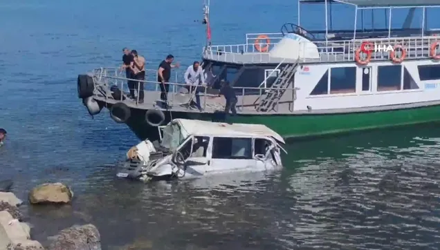Minibüs Van Gölü’ne uçtu: 11 yaralı