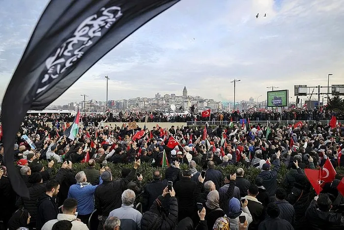1704169286424.jpeg İstanbul'da tarihi yürüyüş! Dünya basını manşetten duyurdu-8