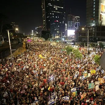 İZLE I Tel Aviv sokakları karıştı! On binlerce kişi sokaklara döküldü