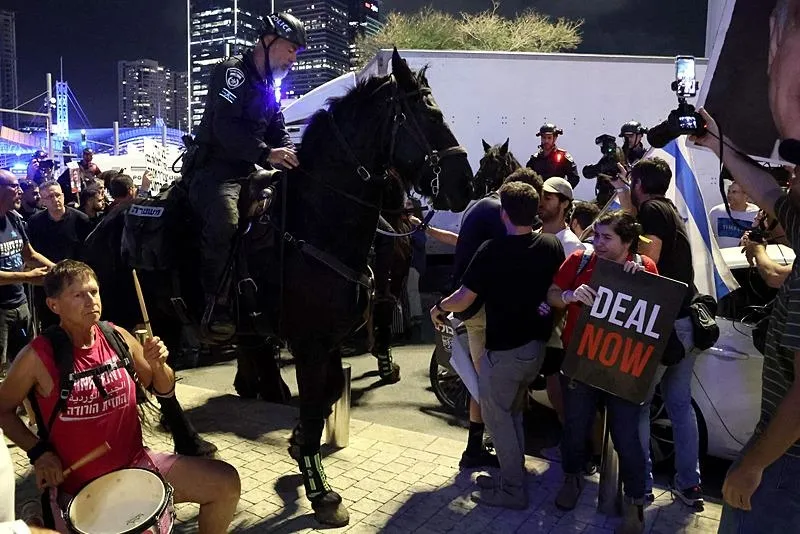 Tel Aviv'de ortalık karıştı! Esir takası anlaşması ve Netanyahu'nun istifası talebiyle binlerce İsrailli sokaklara indi-6