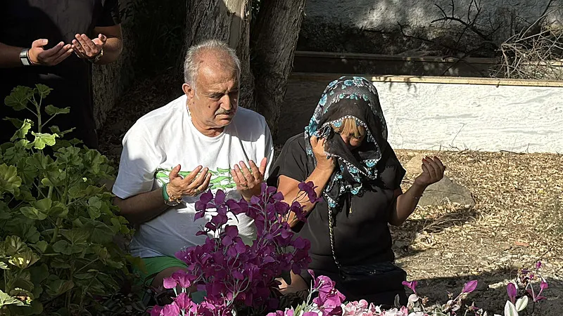safiye-soyman-oglu-harun-akarozu-mezari-basinda-andi-1785236164717.jpeg Safiye Soyman 2024'te vefat eden oğlu Harun Akaröz'ü gözyaşlarıyla andı: “Bu acı sönmüyor”-5