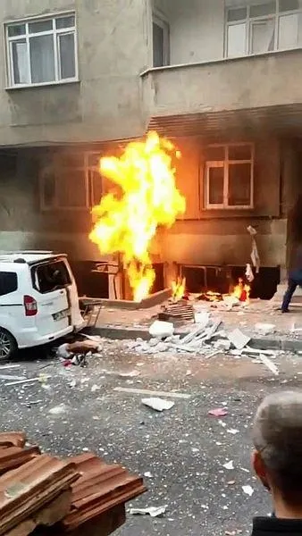 Küçükçekmece'de bir binada doğal gaz patlaması! Ölü ve yaralılar var: Korku dolu anlar güvenlik kamerasında-1