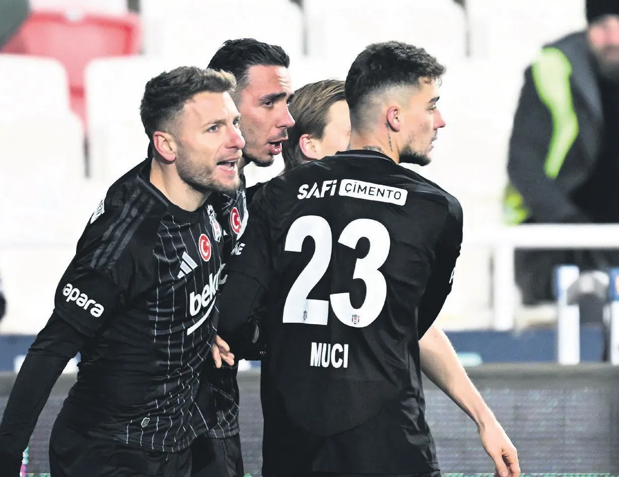 Immobile’den kenara tepki