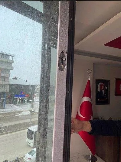 İyice zıvanadan çıktılar! Hakkari'de HDP'lilerden AK Parti binasına alçak saldırı-3