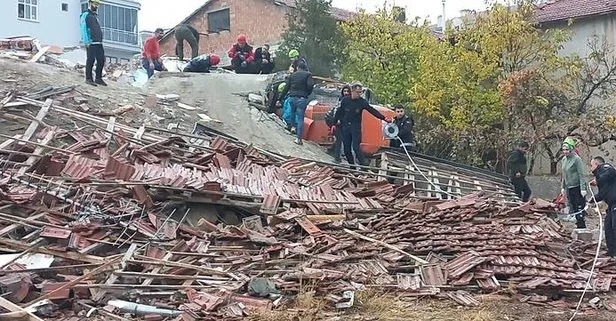 Malatya’da yıkımı yapılan bina çöktü: Kepçe operatörü kurtarıldı