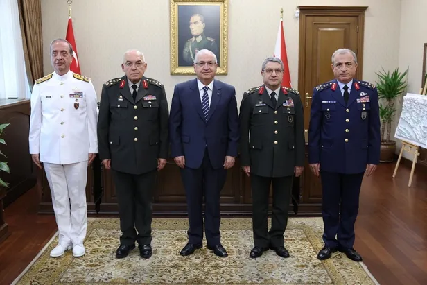 kara-kuvvetlerinde-devir-teslim-orgeneral-musa-avseverin-gorevi-orgeneral-selcuk-bayraktarogluna-devretti-1692192017125.jpeg