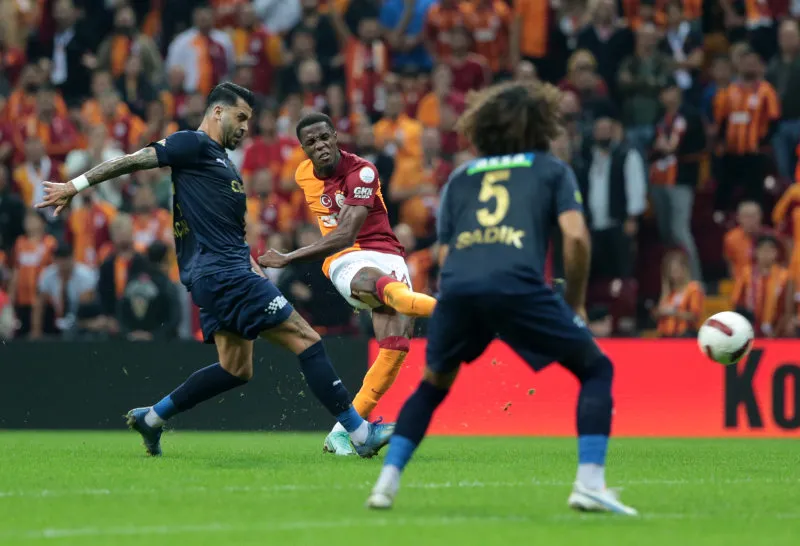 Galatasaray Kasımpaşa'yı Zaha'nın golleriyle geçti! - 17