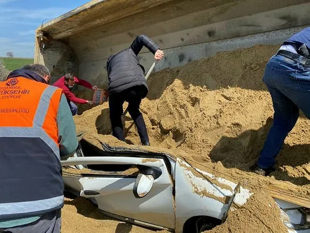 SON DAKİKA! TEM'de kum yüklü TIR otomobilin üzerine devrildi! Sürücüden kötü haber-1