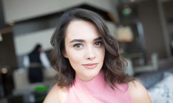 Kocaman gülümseyen bir kadın-3