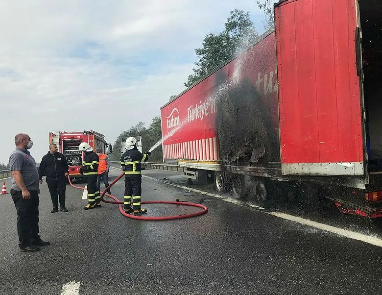 TEM de tır yandı! Sürücü felaketi önledi