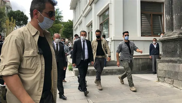 kars-belediyesinde-bomba-alarmi-tum-personel-disari-cikarildi-1601636698058.jpg Kars Belediyesi'nde bomba alarmı! Tüm personel dışarı çıkarıldı-3