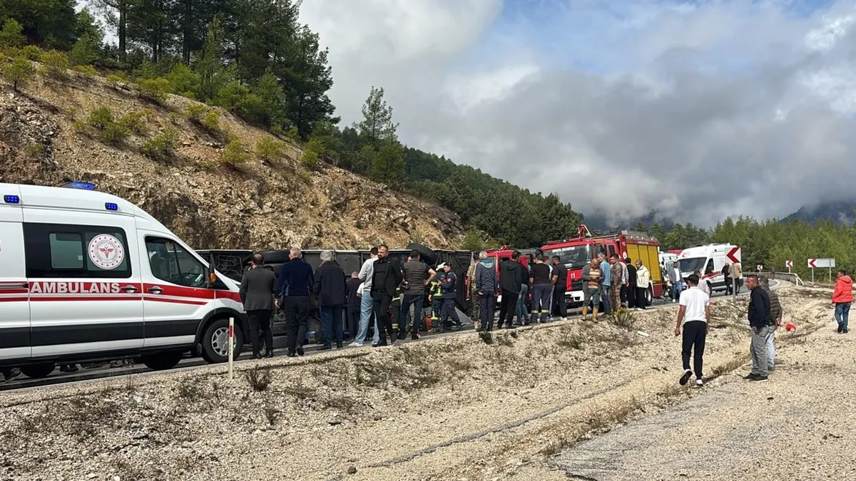 Isparta-Antalya yolunda yolcu otobüsü devrildi! 1 ölü, 7 yaralı