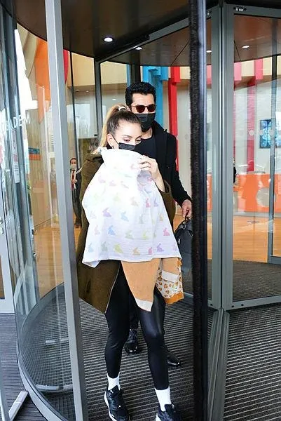 Kenan İmirzalıoğlu ve Sinem Kobal’ın kızları göründü! İşte Lalin