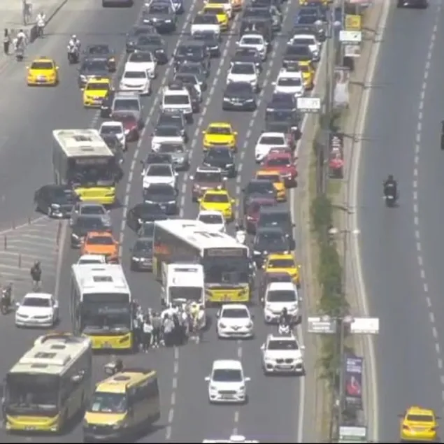 Sara nöbeti geçirip İETT’nin önüne düştü!