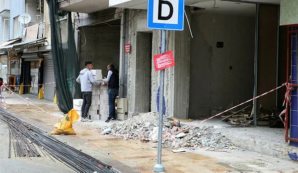 1652965493662.jpg Denizli'de kaldırımda yürüyen genç kızın başına beton parçası düştü-1